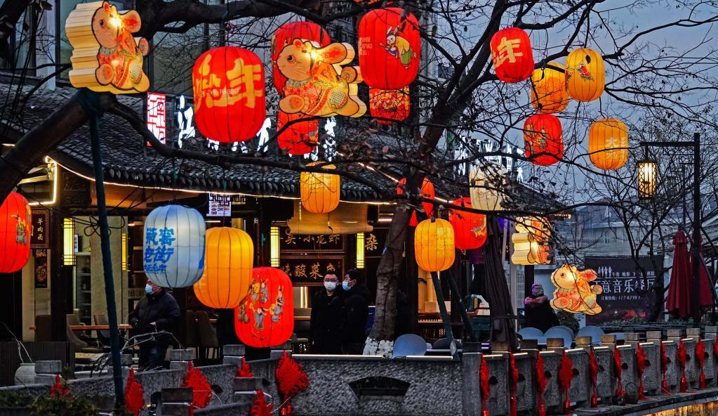 老城“比兔年还大”彩灯迎接新年